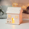 Weihnachts schmuck führte Lichter Holzhaus mit Schnee